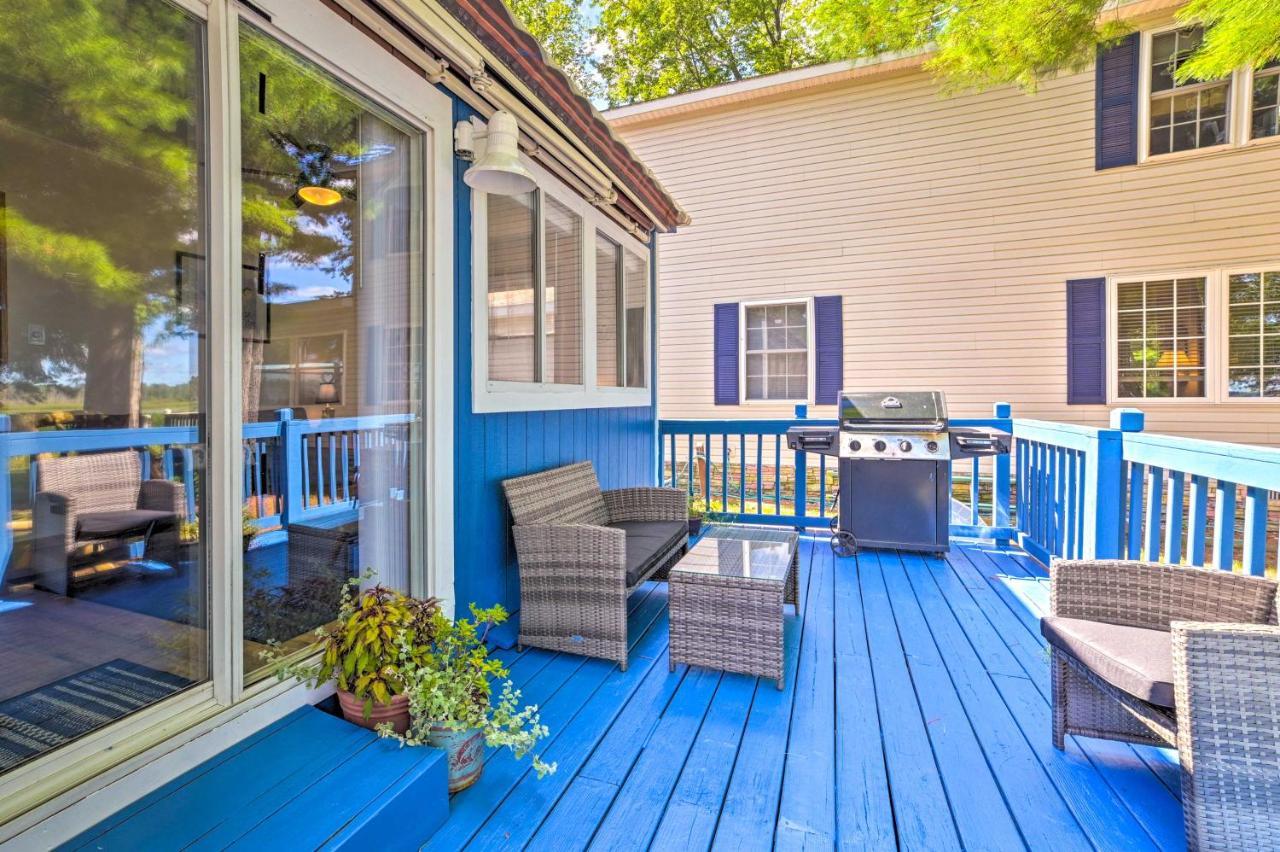 East Tawas Lakefront Getaway With Kayaks And Deck Bagian luar foto