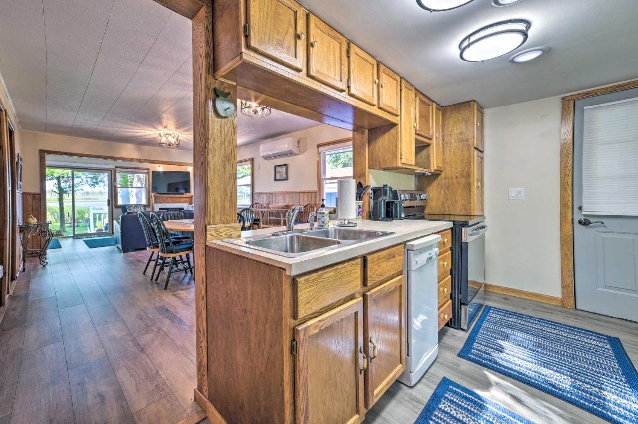 East Tawas Lakefront Getaway With Kayaks And Deck Bagian luar foto